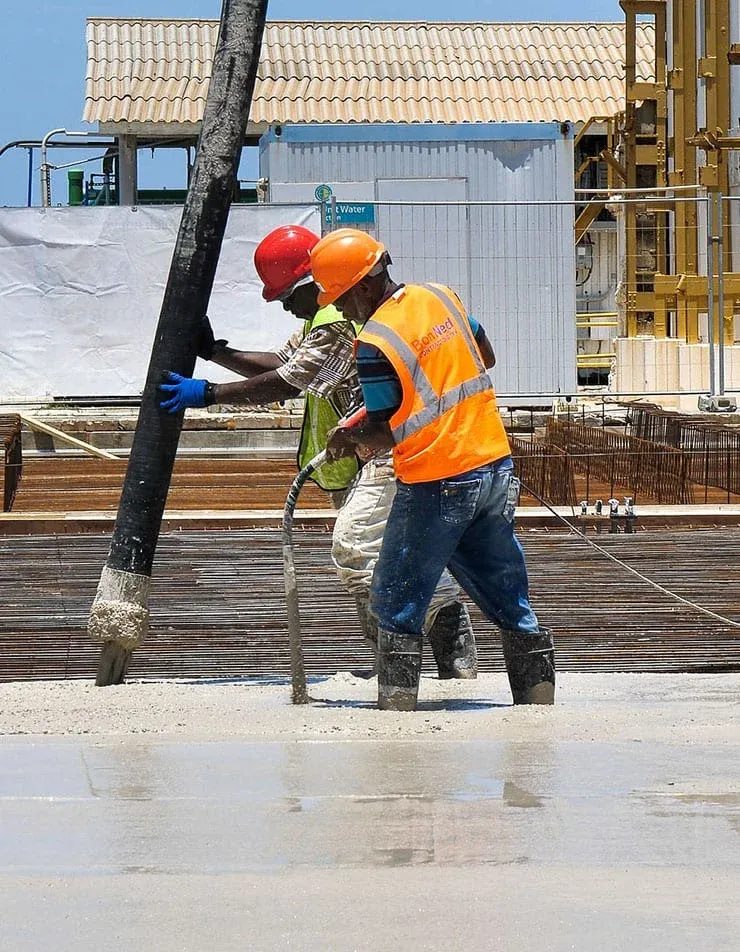 Betonstort bij de waterfabriek van WEB in Hato