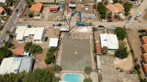 De begane grondvloer van de appartementen van TMI is gestort