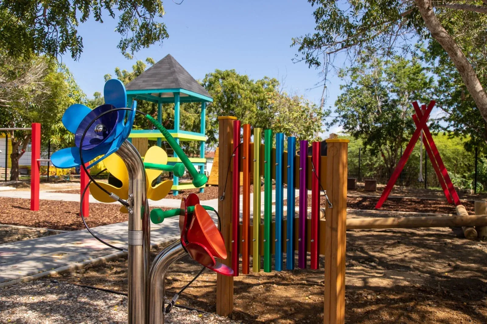 Kolegio San Luis Bertran in Rincon heeft een nieuwe kinderspeelplaats!, foto 2