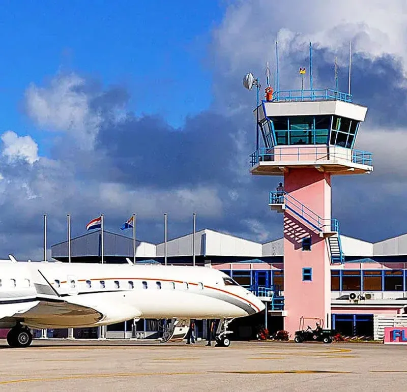 Verkeerstoren en vertrekhal van Bonaire International Airport