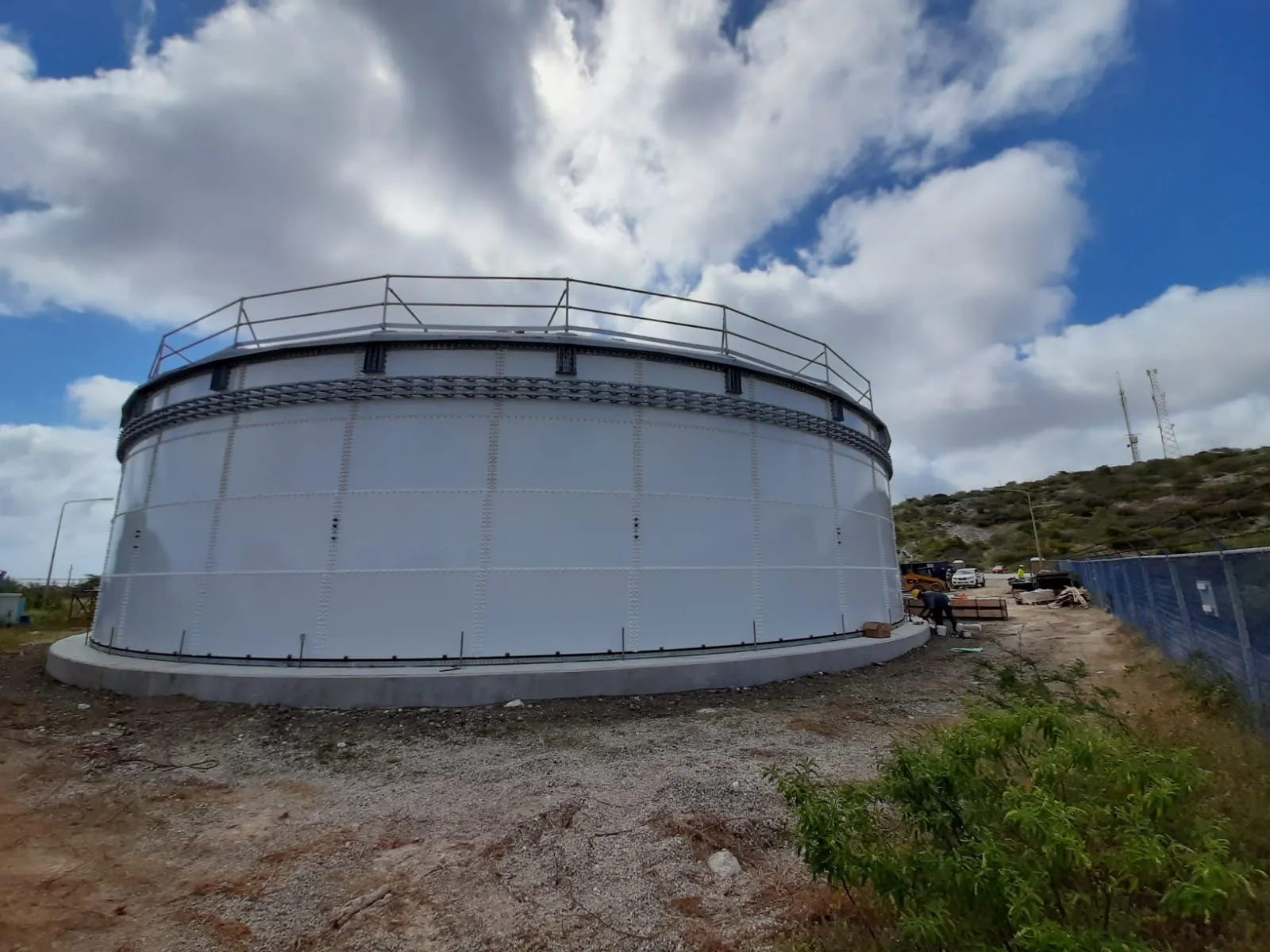 De nieuwe water opslagtank van WEB op de door BONNED gestorte fundering, bijna gereed